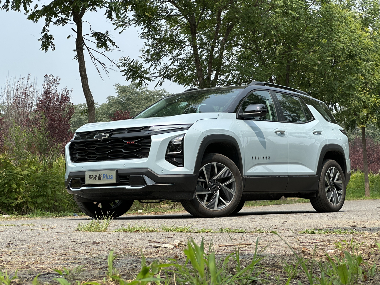#探界者Plus# 的底盘，电池包凸出有没有问题？
从图片上可以看出，#雪佛兰# 的#探界者Plus插混# 的电池包，确实从底盘凸出了一些，这级别的插混SUV，为了布置大电池，大多数都采用了类似的设计