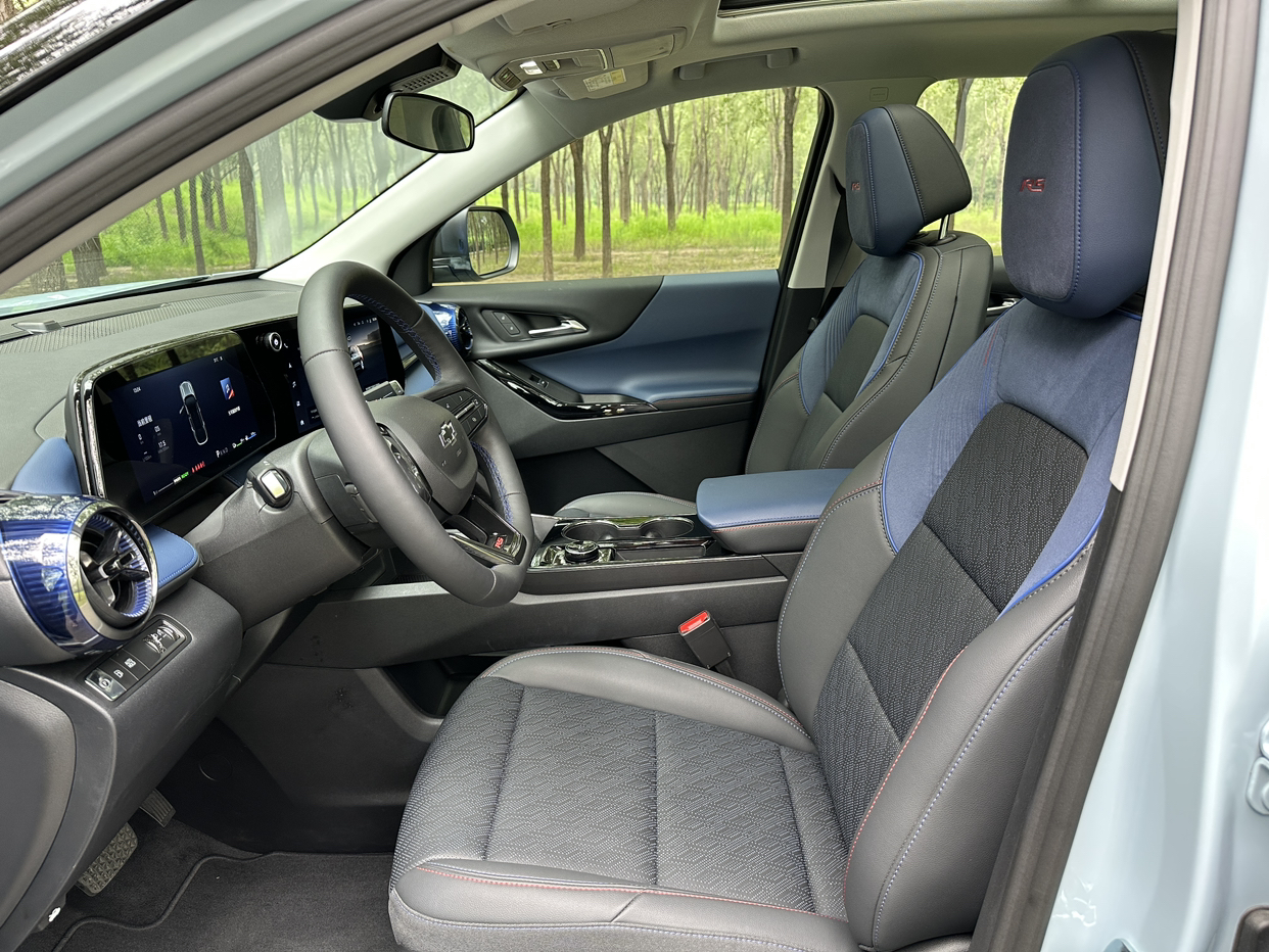 冰箱、彩电、大沙发，现在已经成为大家判断汽车内饰的标准。但大家心里明白，真正每天每时每刻都在用的，就是沙发，也就是座椅！
#探界者Plus# 的座椅，我觉得可以称为美式沙发，比较宽大，非常舒适，软硬适