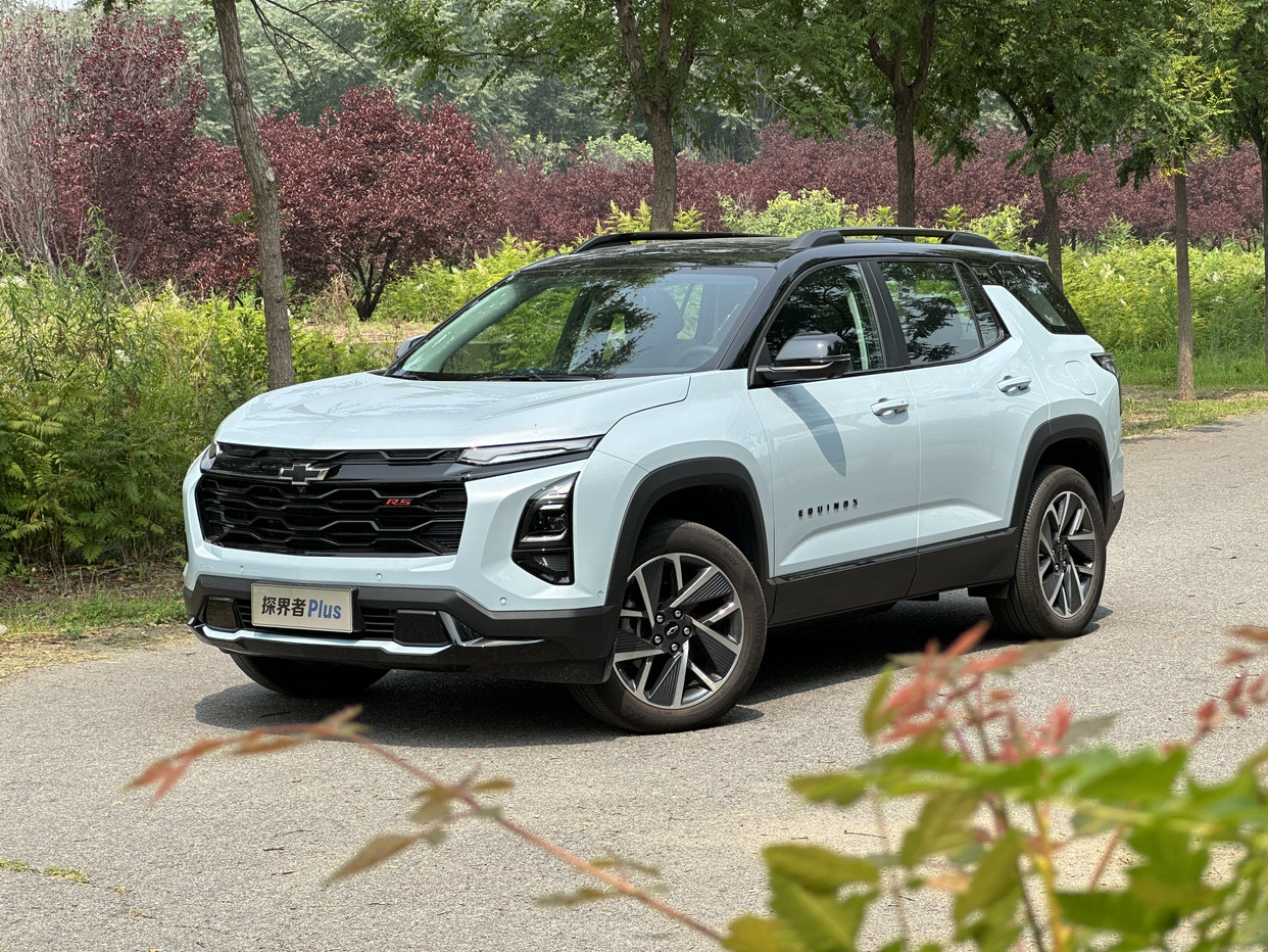 聊一聊#探界者Plus 上好用舒适配置。
这段时间和探界者Plus插混的朝夕相处，我发现它是一款特别有内秀的车型。
比如它的“天空之镜观景穹顶”，实测应该是接近0.8平方米，一直到第二排乘客的头顶上方