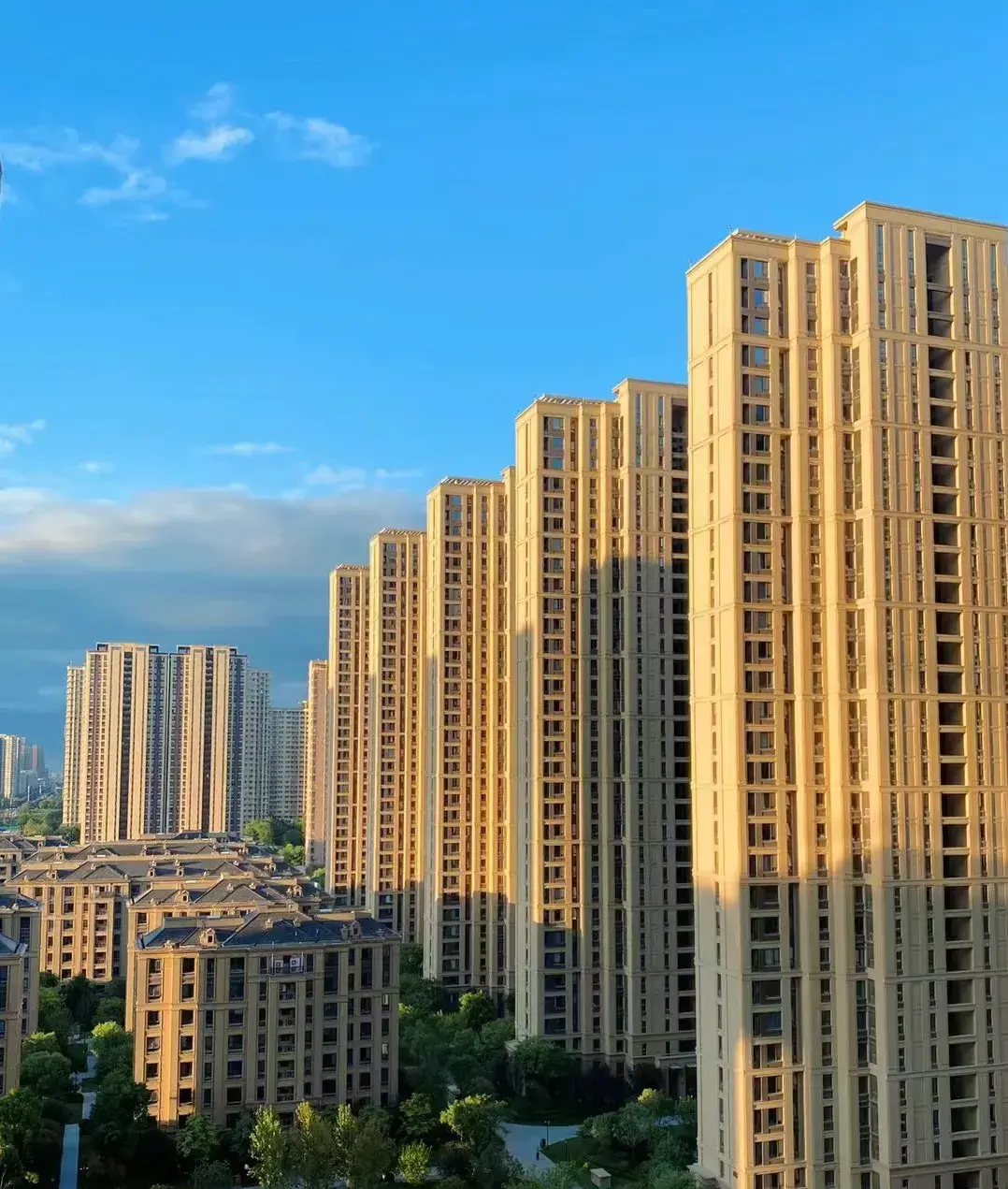 你们放心好了！不管房价怎么跌，房子它好歹也是个资产，不可能一文不值！真的，你得信我这个理，除非你是真的手头紧，急需资金周转，不然的话，千万别脑子一热，就把手里的房产给低价卖了，为啥呢？因为一旦你手里钱