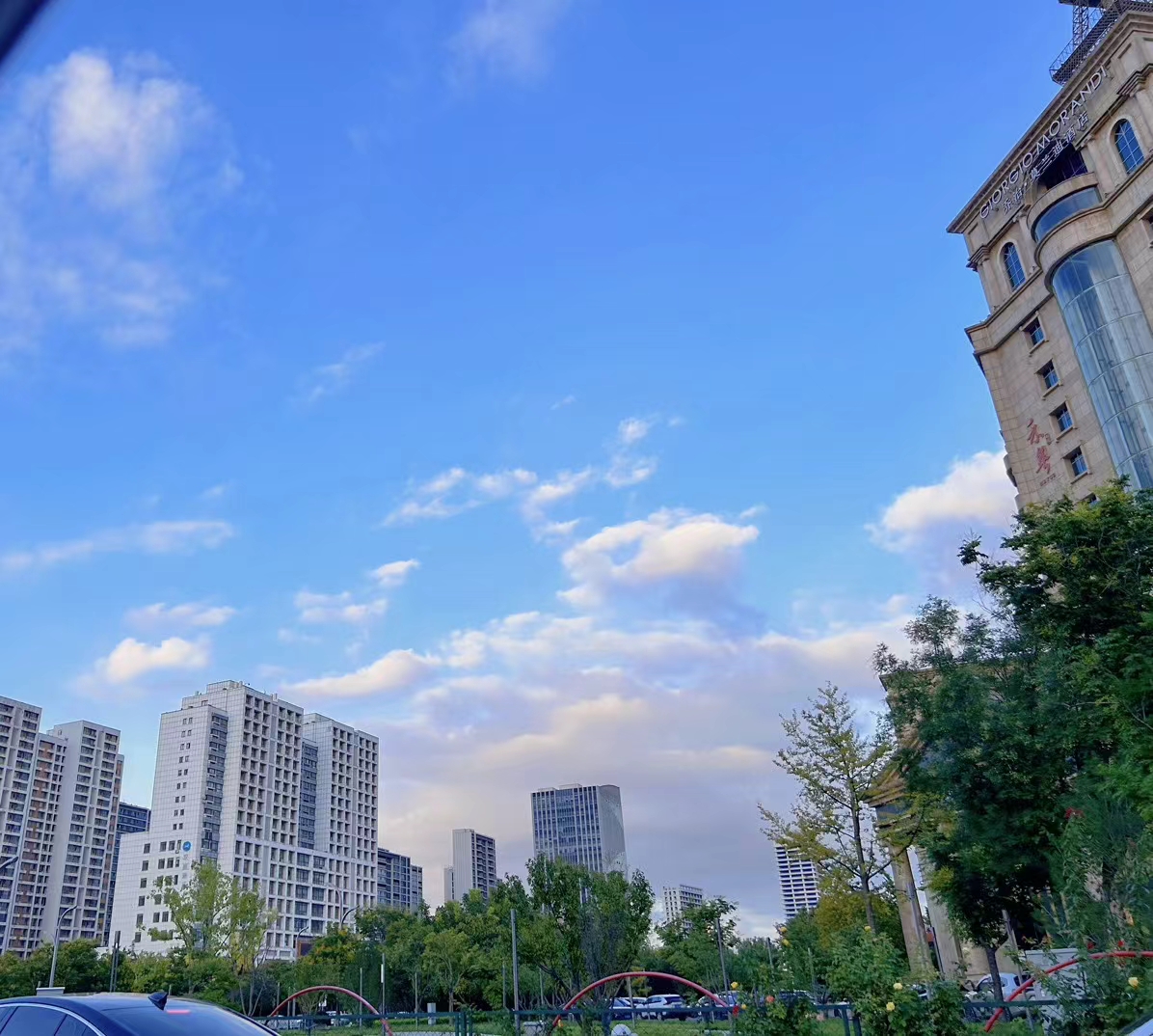 你们都听说了吗？李嘉诚在北京的楼盘最近在搞打折促销，有3件事你要想明白。

首先，你要明白，这可能是李嘉诚给你的一次翻身机会！能不能抓住，就看你自己有没有眼光和胆识去投资了，这或许是普通人百年难遇的好