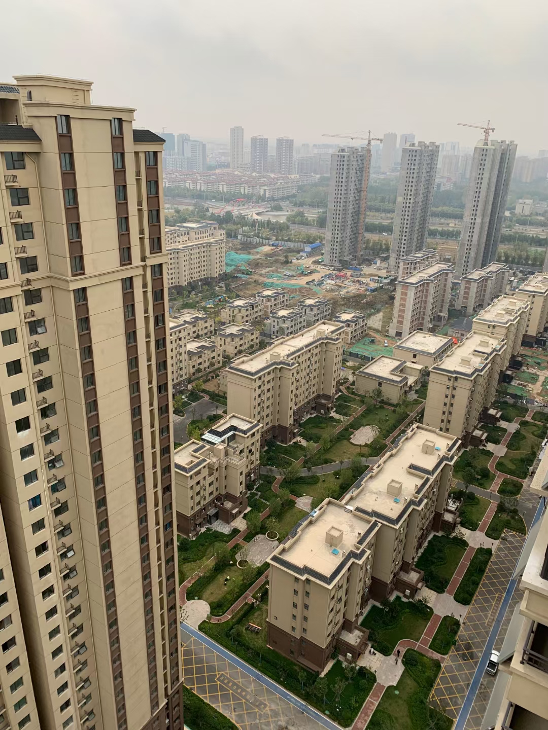 房地产和银行、地方财政，还有咱们普通老百姓的生活都是紧密相连的，比如贷款这块，房地产占了银行的40%，绝对是个大头！地方财政也一样，一半的收入都靠房地产，你说房地产对地方财政重要吗？还有，咱们普通老百