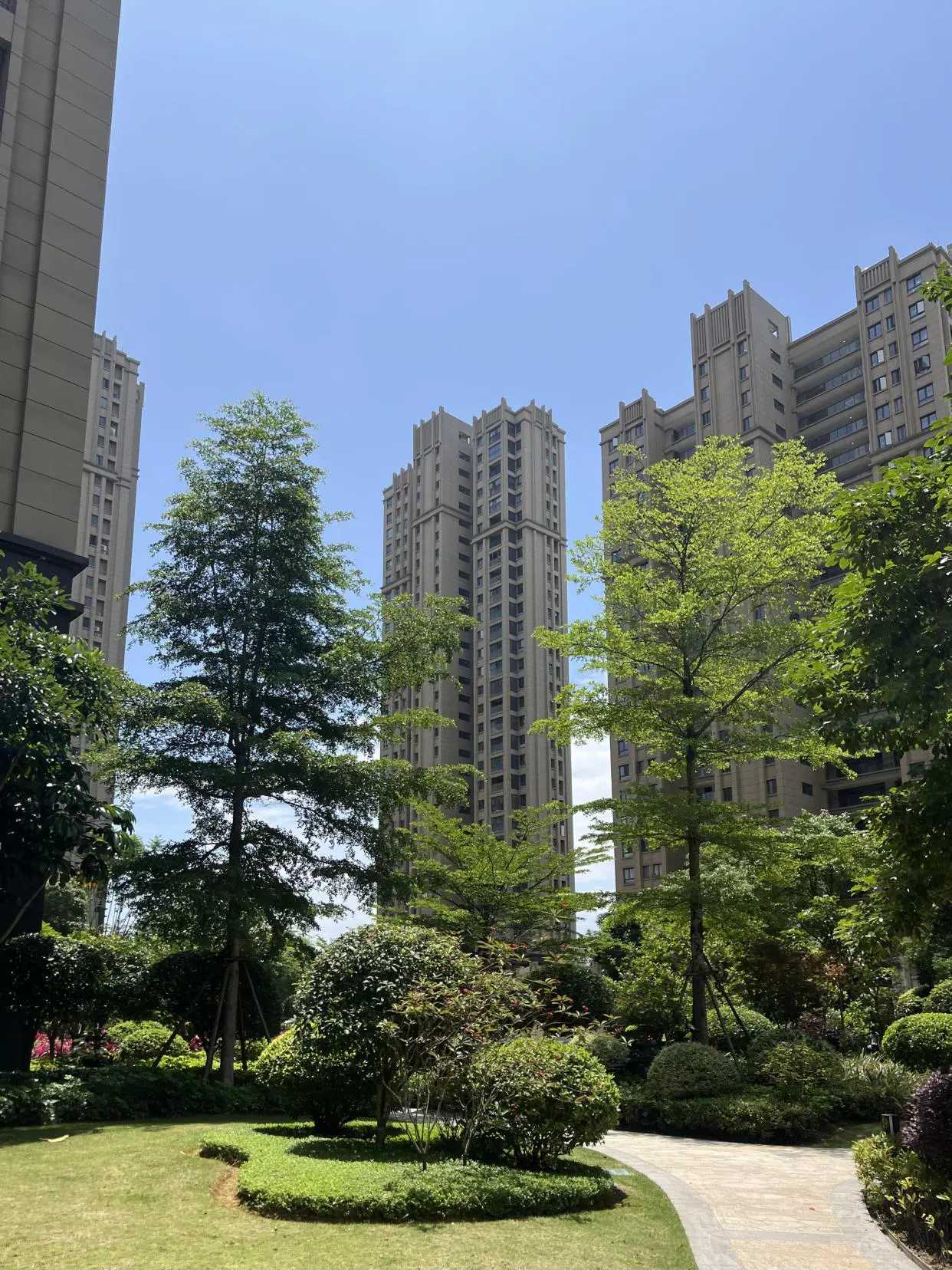 房贷，真的就像是一座大山，压得很多人都快要喘不过气来了，今天给你们分享个真实的案例。

我发小，他家贷款120多万买了套房，还款期限30年，每个月雷打不动要还5000多块。

5000多对于普通家庭来
