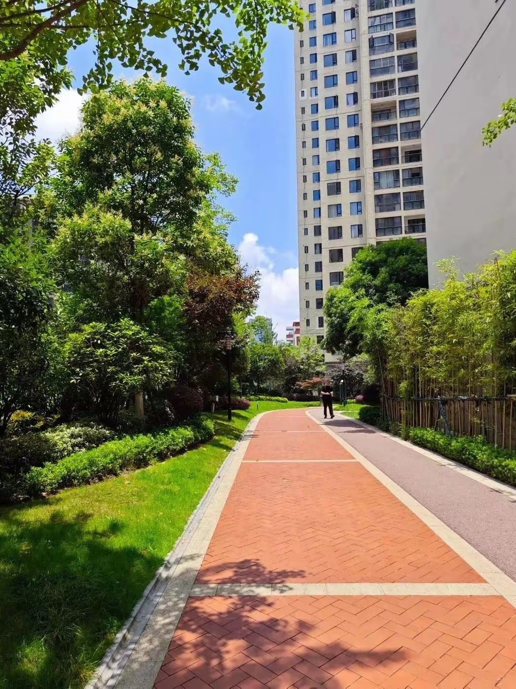 现在好多人都在埋怨自己买的房子跌了，一卖就亏，不卖又担心继续跌，心里疼的慌。

但在我看来，和房价下跌比起来，能把房子卖出去变现，这就算不幸中的万幸了，如果根本没人来买你的房子，那才是真的要肉疼死。
