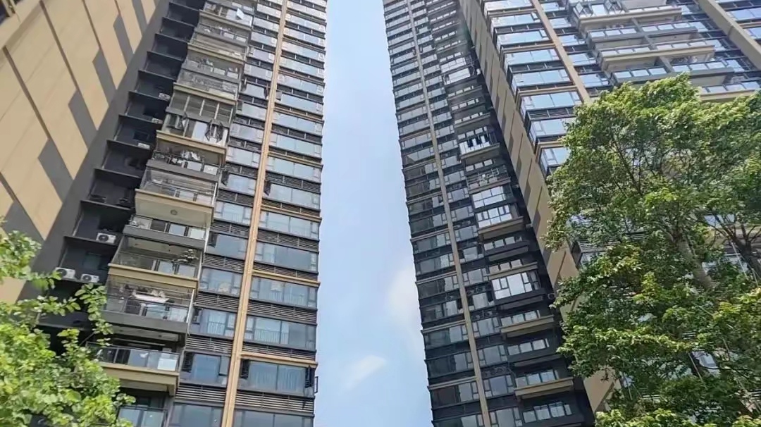 我有个朋友，2019年好不容易凑够首付买了人生中的第一套房子，本想着只要买了房，住的问题解决了，而且也是一份不错的投资，可以让财富保值增值，心里可高兴了。

谁能想到，这几年市场行情不好，房子一下亏掉