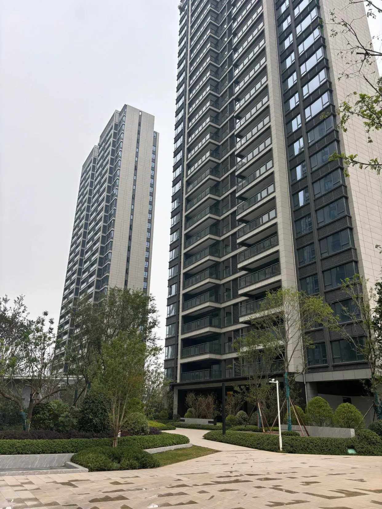 为什么过去20年，国内的房价一直涨涨涨？关键就在于房子被赋予了金融属性。

什么叫金融属性？简单来说，就是能加杠杆，而且这个杠杆还能加到最大，这就好比给房子装上了助推器，让它在价格的轨道上一路狂飙。

