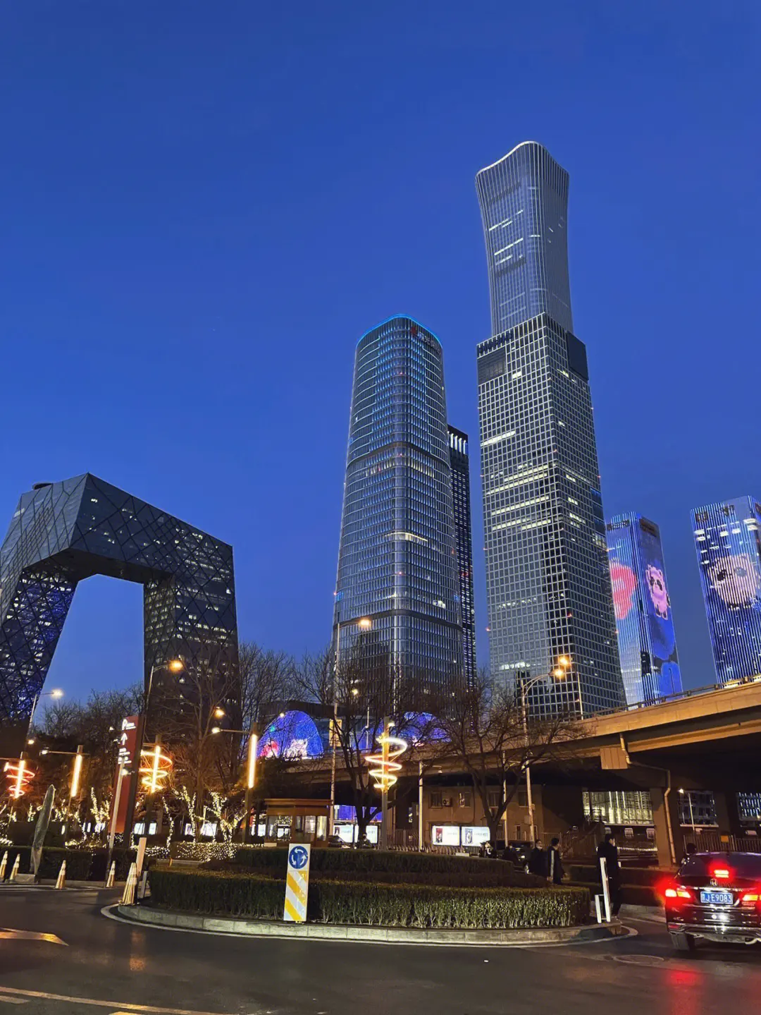 为啥北上广的豪宅那么抢手？其实原因挺简单的！这些城市本身就是核心，大家都想往这些城市挤，有人就有需求，但更重要的是，豪宅稀缺，就那么点，谁不想拥有？

买豪宅的人，他们最不缺的就是钱，对他们来说，豪宅