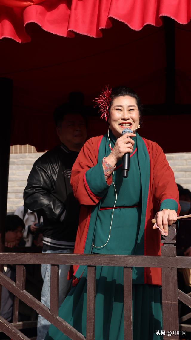 这是个全民“造星”的时代，只要你愿意放的开，有自己的特点，或者你能抓住“年轻人”的喜好，就很有可能突然间火了！
王婆说媒，也许就是这样火的。事实上，相亲也好，自由恋爱也好，对上眼了就去追吧！不要纠结不