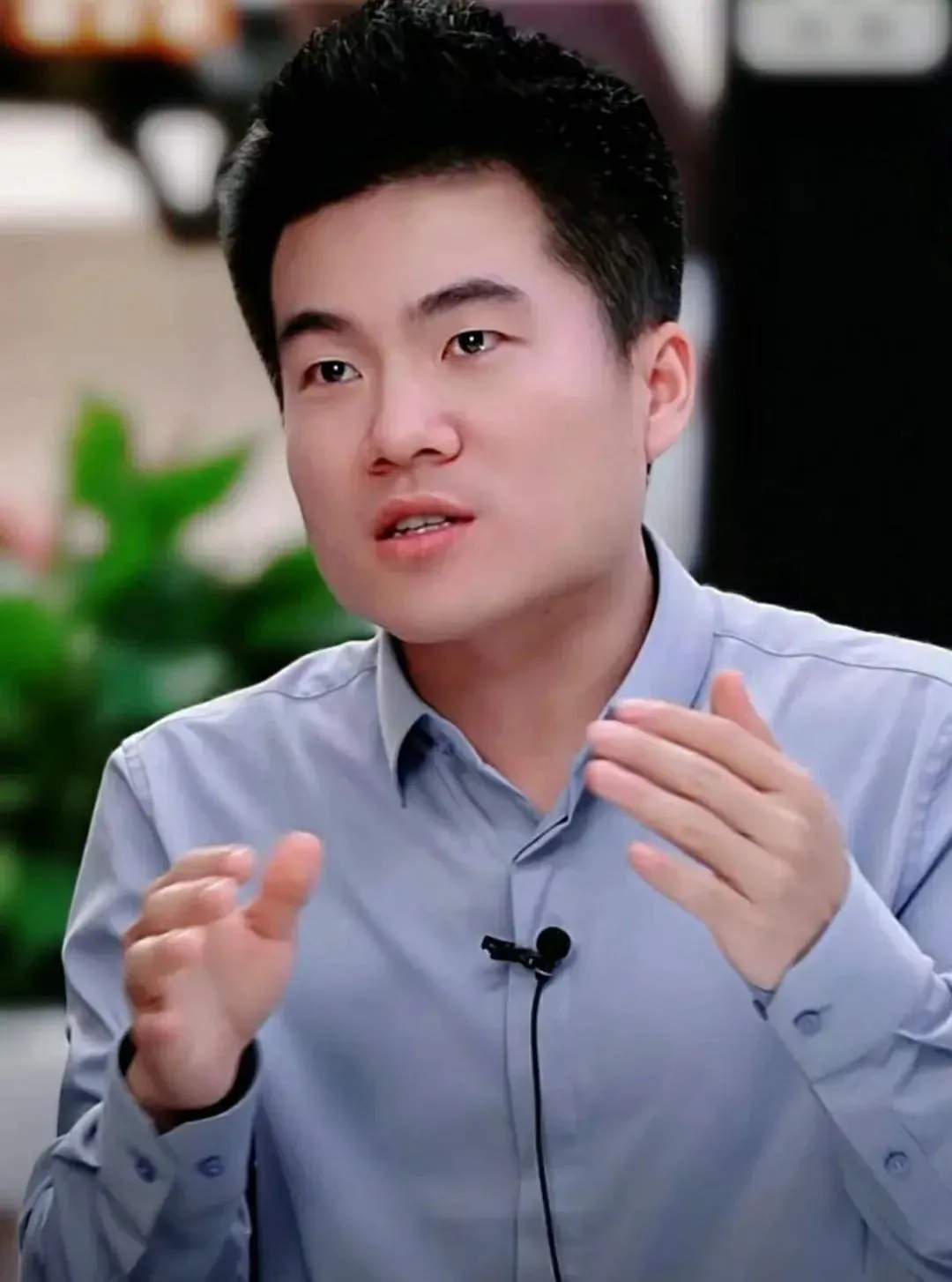 董宇辉的管理是严重违背管理学的！

1、单纯靠人气，就能拉动销售，你让苦大仇深式的直播情何以堪，严重违反管理学中的循序渐进原则，树大招风，招人嫉妒。
2、直播间频繁休息，对员工过度关怀，违背了管理学中