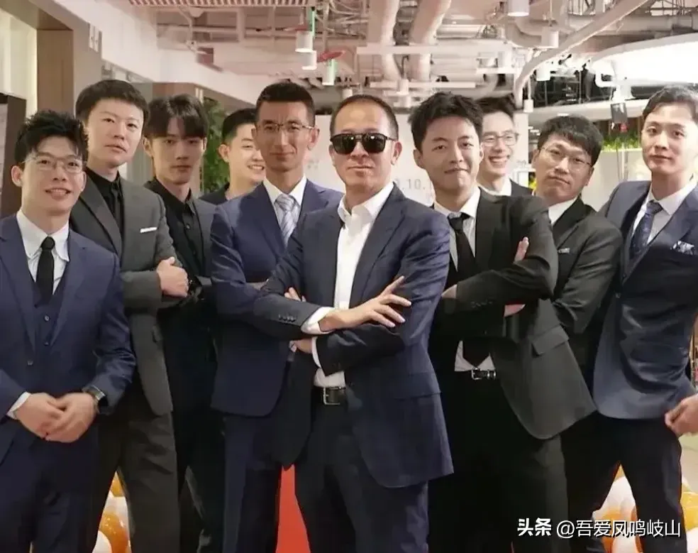 这是不是原本俞敏洪规划的样子？
一个没有董宇辉的直播公司。
一个江湖大佬后面一个二当家，
再加上后面一群来之能战的小弟。