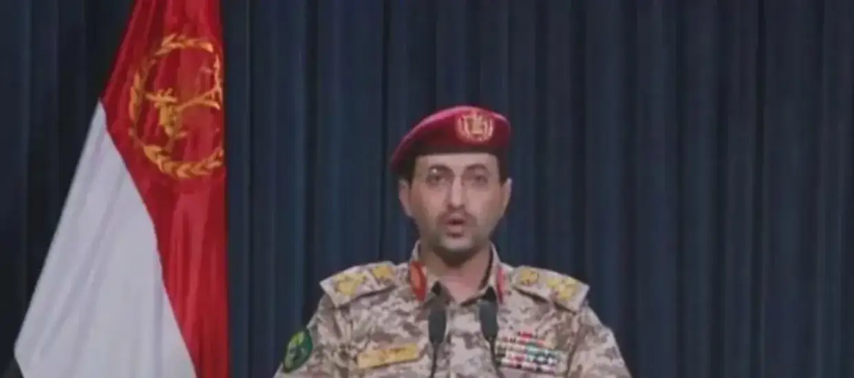 胡塞武装不仅封锁了红海icon，而且用弹道导弹击中了美国icon阿利.伯克级的驱逐舰icon，就这么牛！

为什么胡塞不怕美国？
因为胡塞后面站着伊朗，
伊朗后面站着俄罗斯，
而哈马斯血战到底，
后面