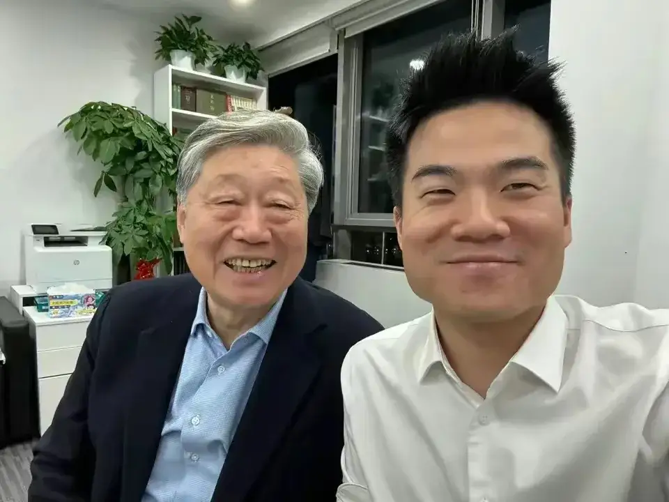 张瑞敏来与辉同行确实让我很吃惊，印象中他非常低调，而且从来没有出过书！

个人成