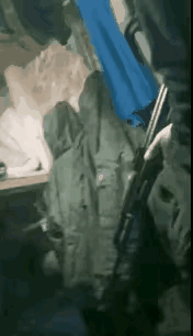 俄乌前线，俄军特种兵俘虏了一名德国雇佣兵，此人非常嚣张地抽着烟，还调侃说“我没有