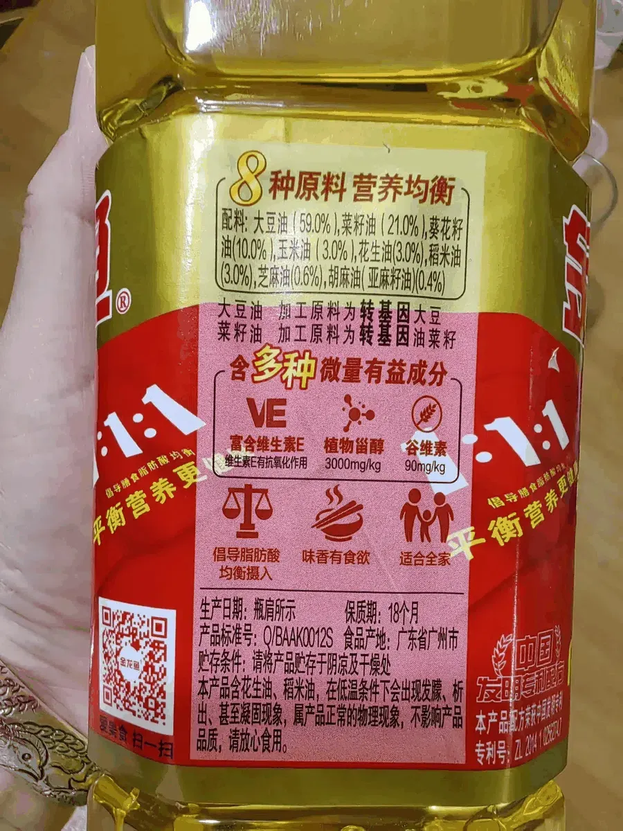 目前市场上，大量便宜的转基因大豆油，除非你在家做饭，自己买其他类非转基因的油。只要在外面，包括：学校机关单位的食堂、工厂的食堂、各种饭店，甚至高档的酒店都会用转基因大豆油，因为成本更低，足够便宜。当然
