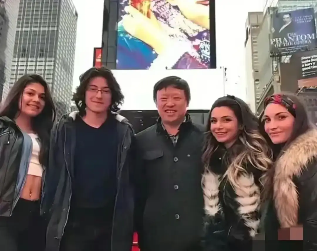 老胡在美国呼吸新鲜空气，感觉连空气都是香甜的，老胡在中国确实委屈他了，在美国的他