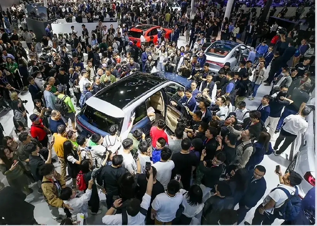 这次北京汽车展览，中国新能源汽车火爆全场，所有中国新能源汽车前都是各大老外的厂商