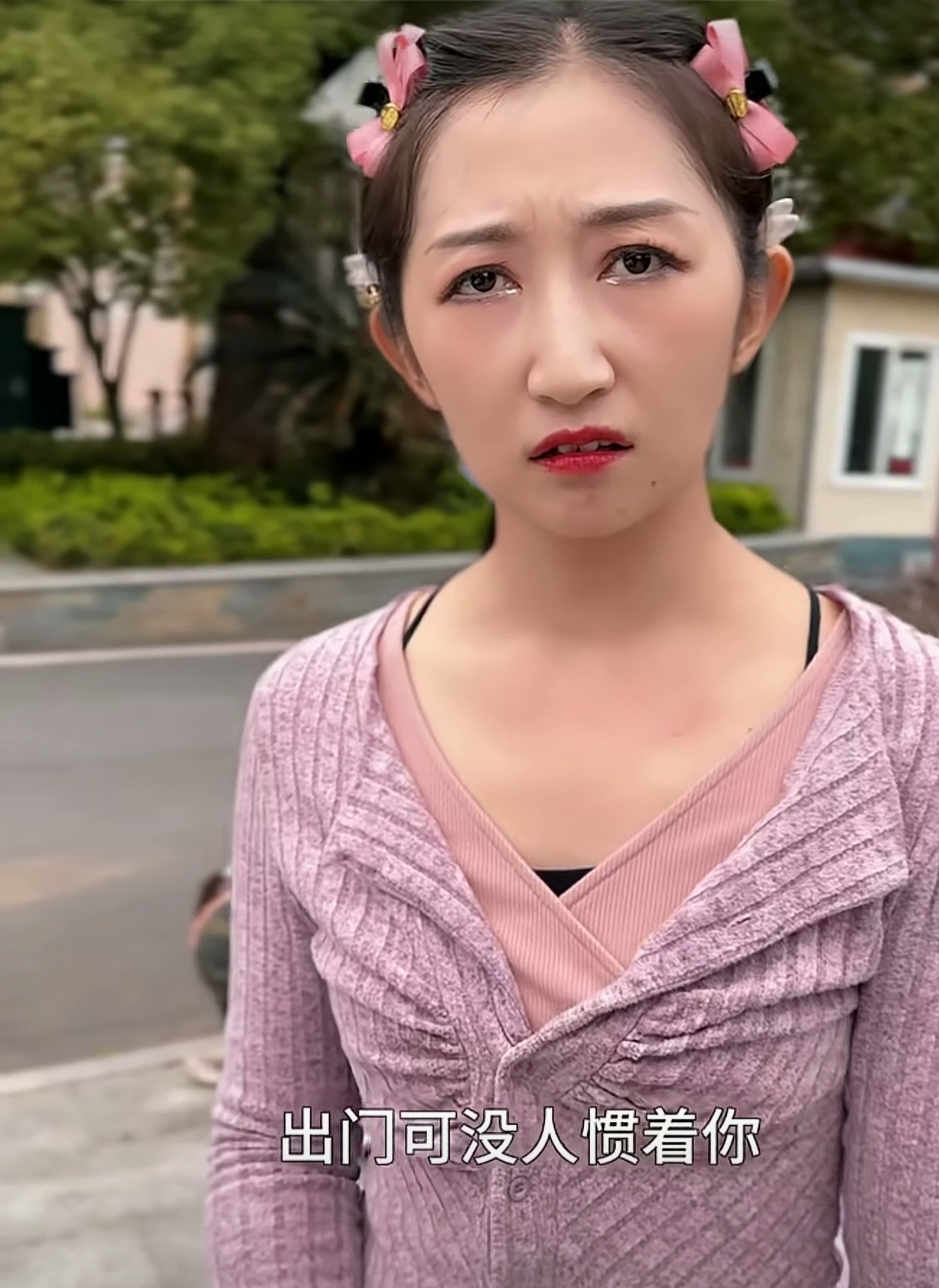 现在这种摆拍的视频，搞得都像精神病院逃出来似的。无论编剧还是演员。
 