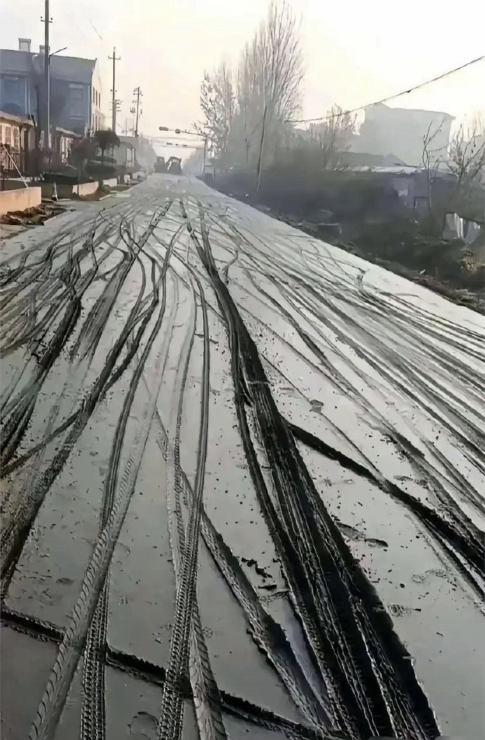 这是非常符合人性的乡村水泥路，建议不要维修，就这么留着，颠簸多了，强身健体，这也是一个立体雕塑。