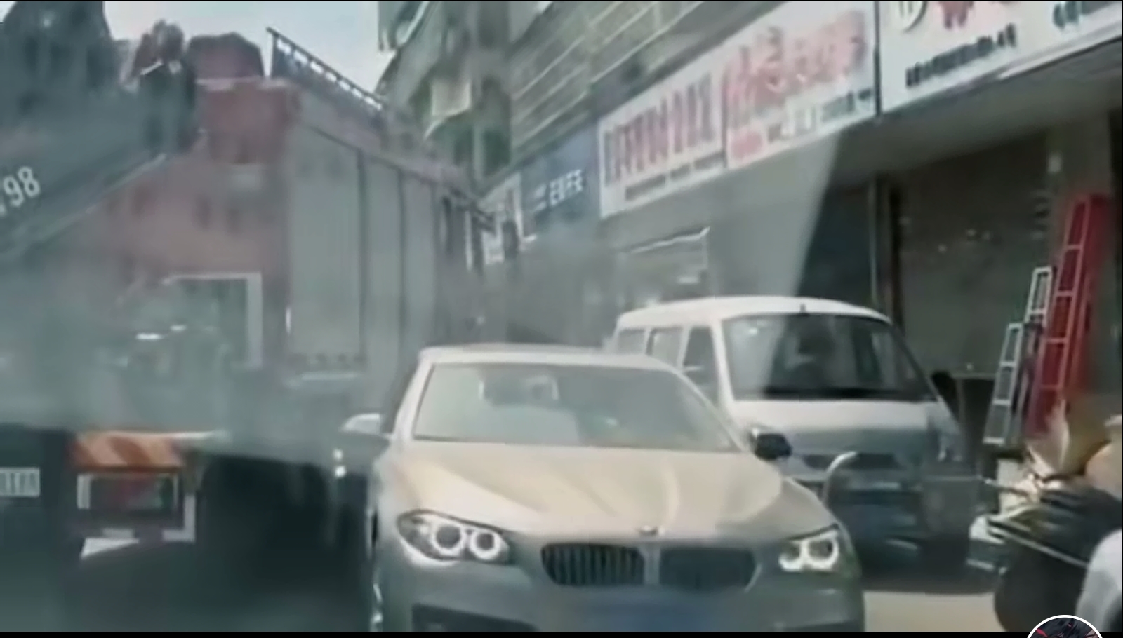 堵塞消防通道，影响消防车出行，造成损失，责任自负，还要承担相应法律责任。