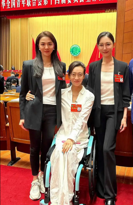 能参加这样的会议，可以知道，她们是中国女性典型代表，尽管不知道她们是谁。