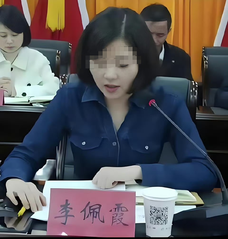 有期徒刑三年，这是罪有应得，只不过，此前李爹的骚操作，堵住了未来此女的所有出路，鱼死网破，拉人下水，这是不明智的。
自己屁股不干净，就要洁身自好，不要往不干净的地方坐。同时也要勤洗屁股，不能光屁股拉碾