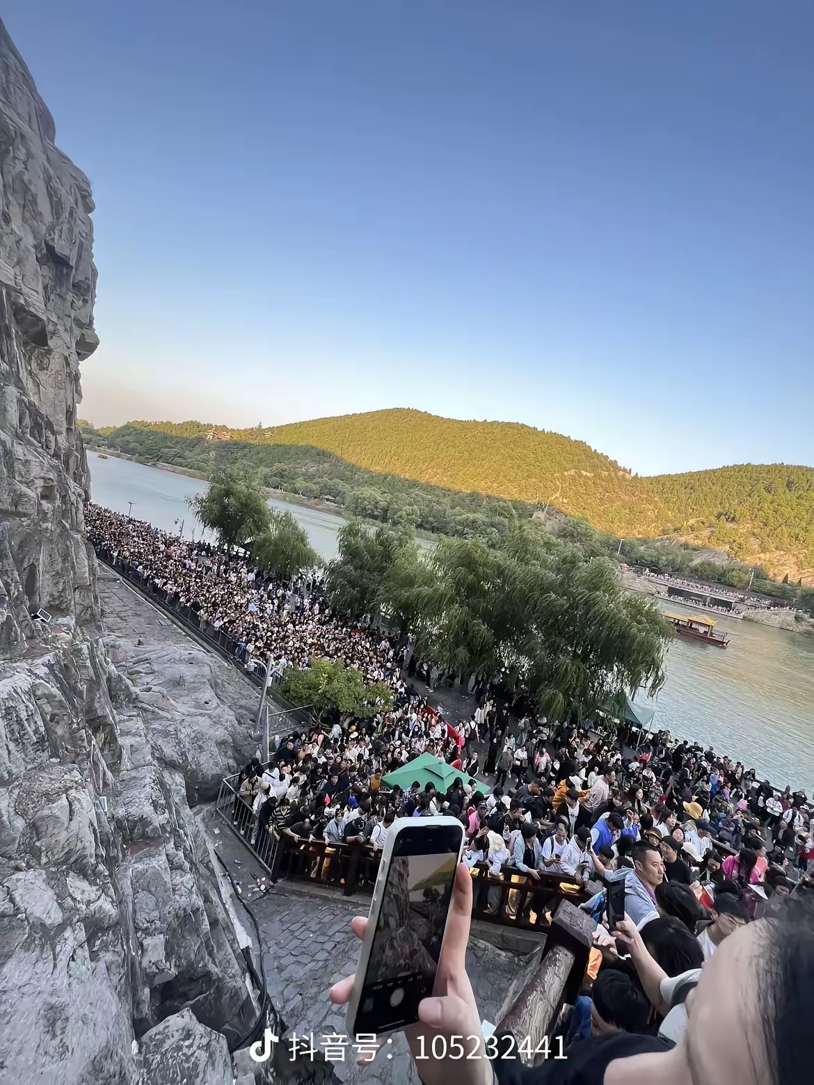 借网友图片，赋诗一首。
抬头兮全是腚，
低头兮皆是腿，
浑身兮动不了，
能动兮只有嘴。

前闻汗兮后闻屁，
屎急尿涨兮无处放水，
上山看树兮下山看背，
头晕脑胀兮找不到北。

汗流尽兮钱花光，
不知风