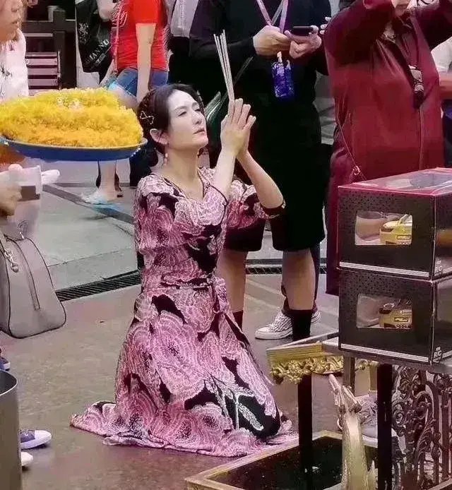 她还在祈祷什么？应该怎么都不缺了吧？