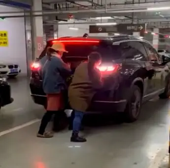 人肉顶车的事件怎么破解？到底谁是谁非？我们遇到这样情况该怎么解决？看警方通报，似乎无解！