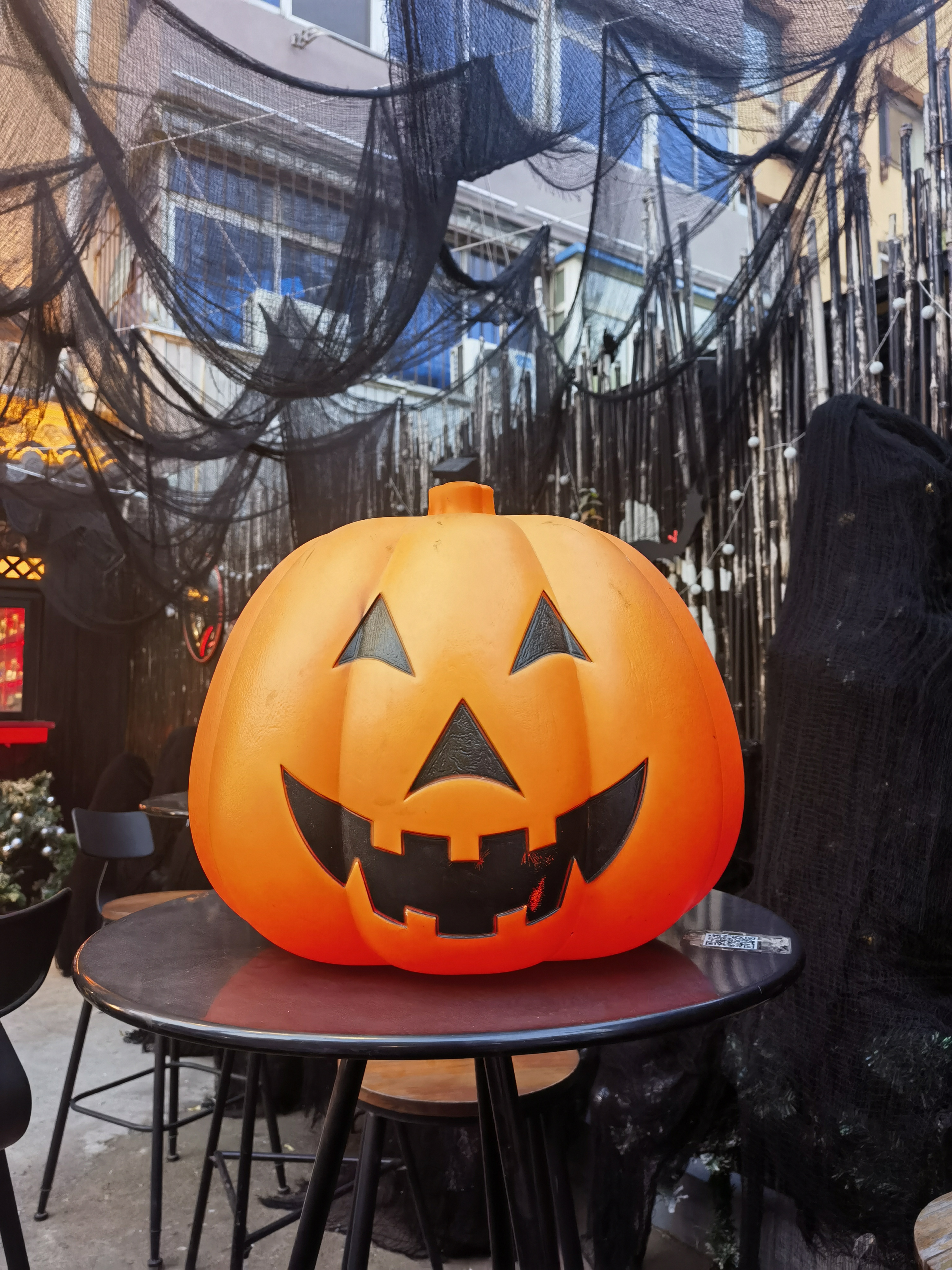 思考人生，批判这个，批判那个，七个不服，八个不忿，最后发现最可笑的是我们自己。