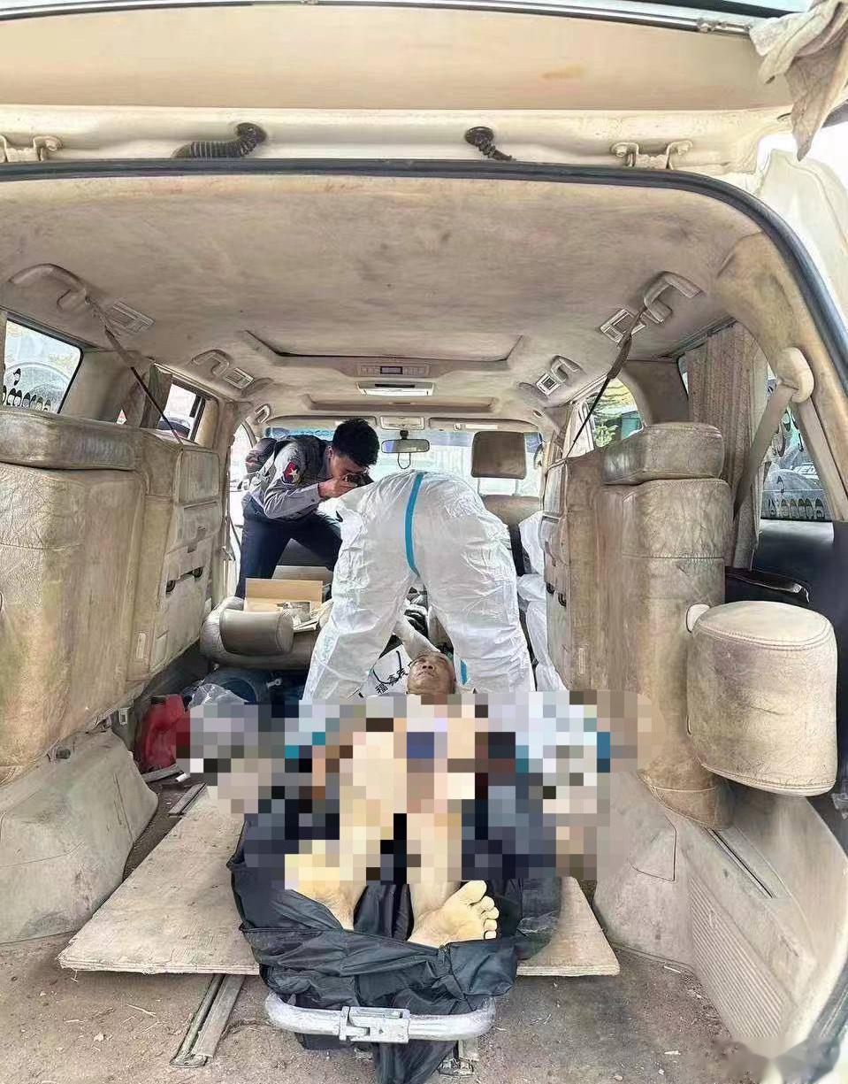 被抓后自杀，按照剧情，这是有人想让他去死，而为了其他利益！