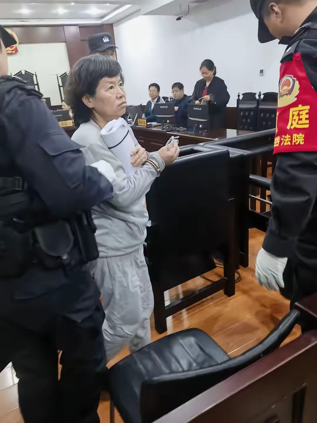 这个没啥可说的，合情合理不合法，确实是犯罪了，虚假诉讼定罪没问题！
第一，一包欠二包，二包欠77个农民工工资！
第二，二包把77个农民工工资给了！
第三，二包想找一包要钱，但以77个农民工的名义起诉。