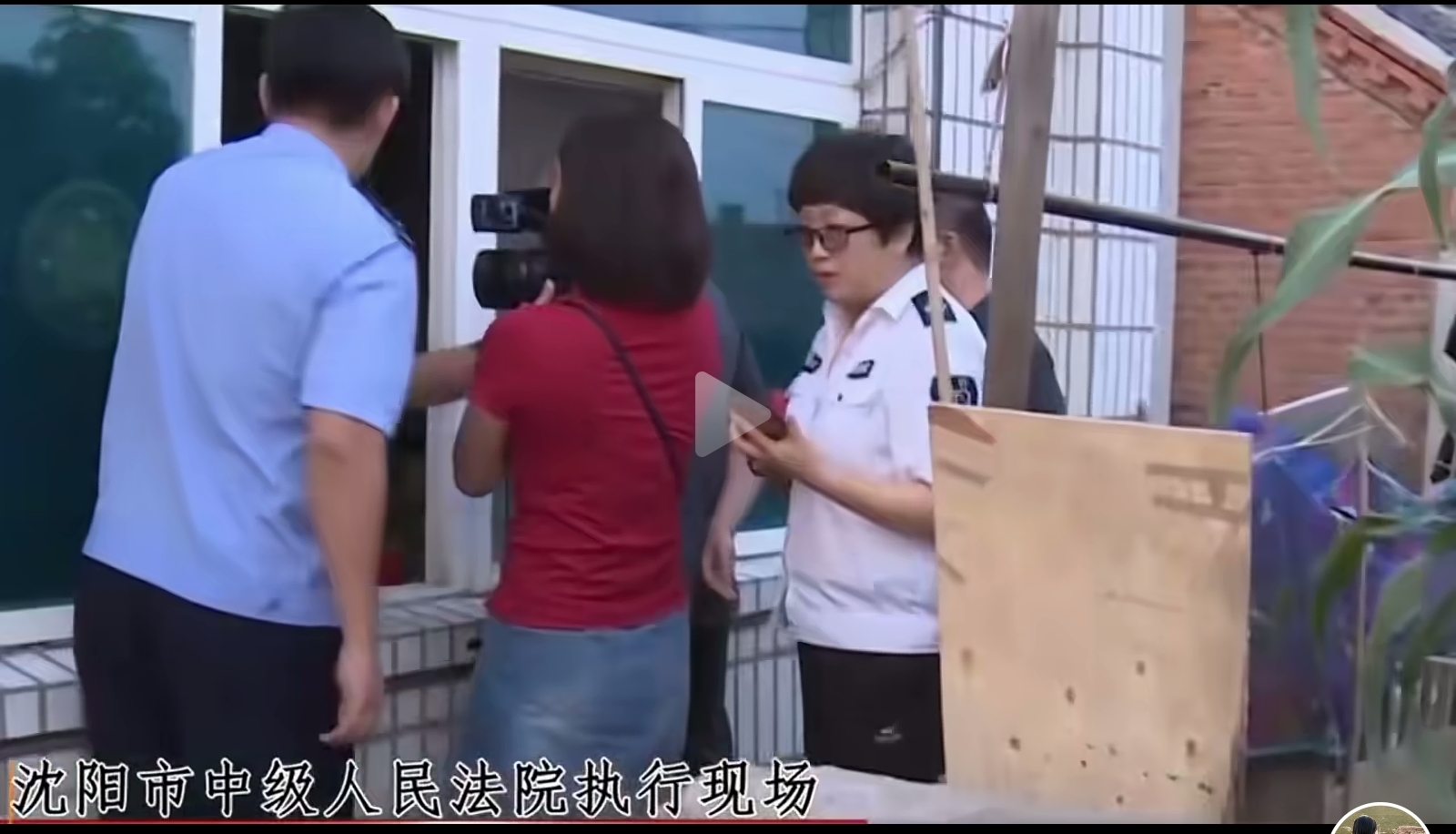 成年人子女欠债，父母爷爷奶奶，都没有义务帮着偿还，法院也不该去找他们执行。