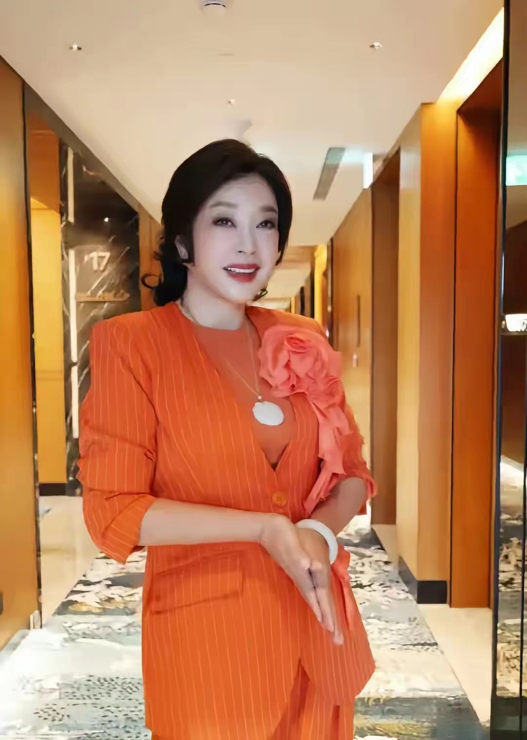 我们应该过好自己的生活，别去干涉别人的私生活。