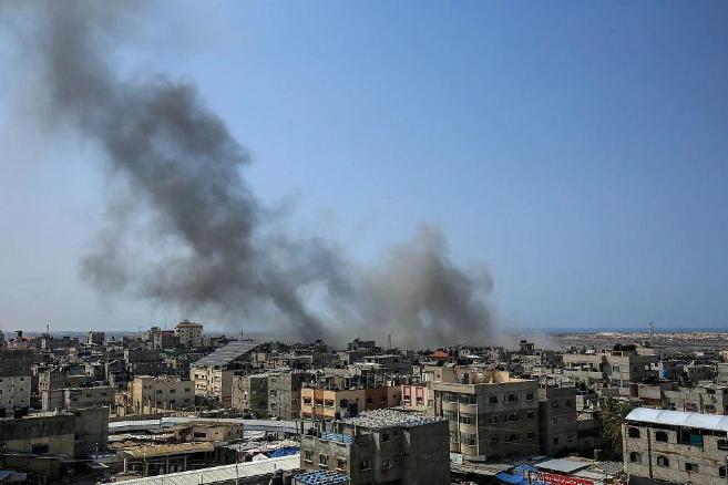 以色列这次，无人道的打击巴勒斯坦平民，不但不可能永久占领加沙，而且之前这几十年积累下来的功德，也荡然无存！
以色列在国际社会的可怜受害人形象，其实，是二战德国人赋予的，二战德国纳粹对犹太人种族灭绝，让