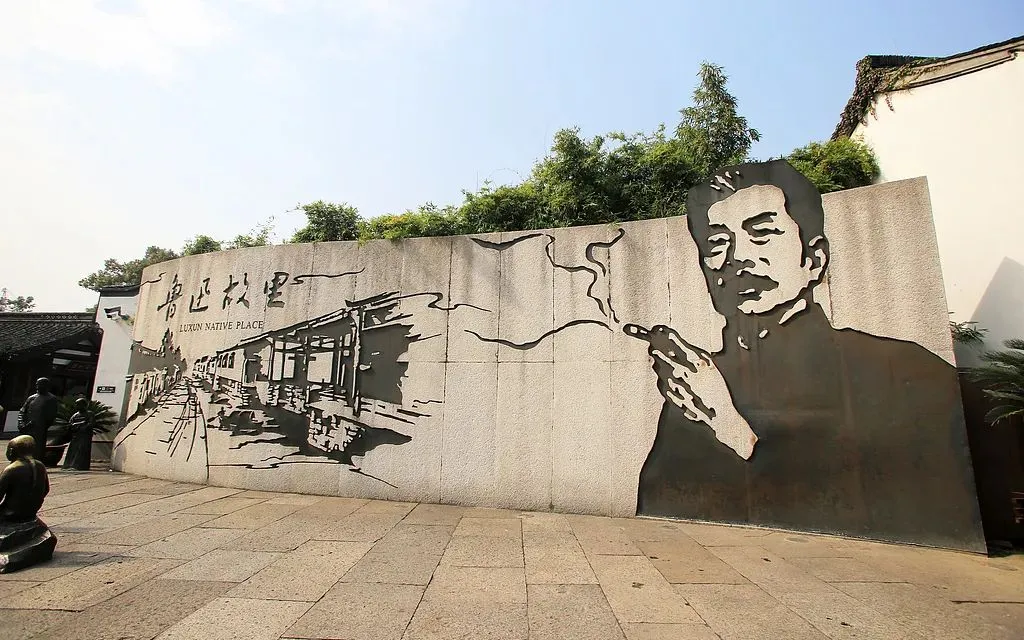 禁烟的根本原则是因为有害健康，违反这个原则的基本都是耍流氓。
听见蝲蝲蛄叫，还不种地了呢！给景区点赞，“鲁迅夹烟被投诉”，景区回应：尊重鲁迅、尊重历史、尊重艺术。