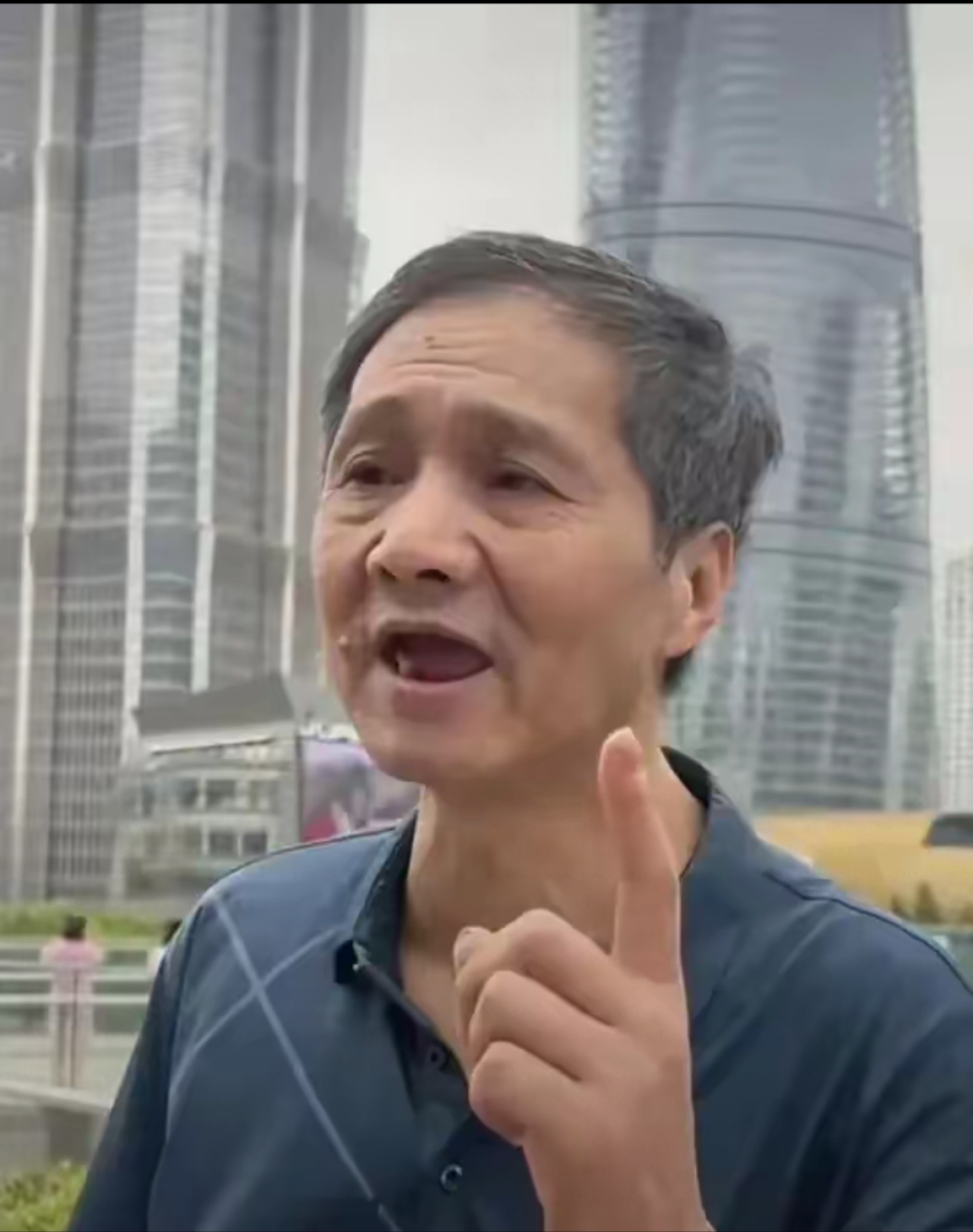 上海爷叔豪言壮语，预测股市14600点，建议这个爷们这几天就别出门了，容易遭遇黑手。