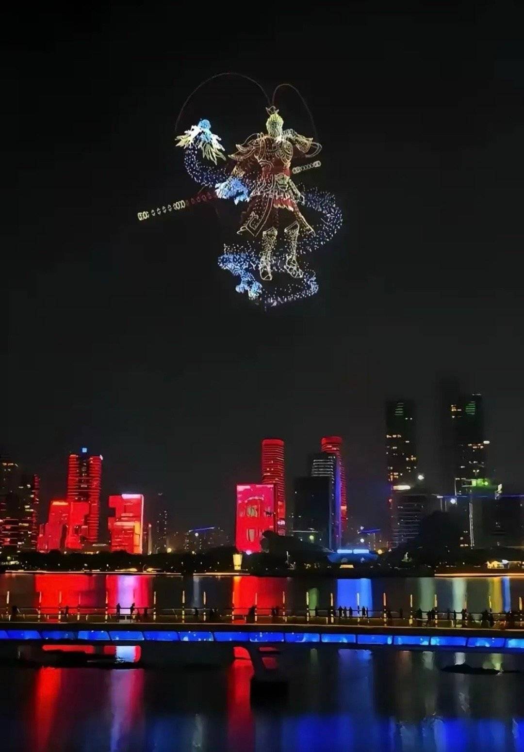 天空中，明明是悟空，雄姿英发，你非要说是蟑螂。邋里邋遢。