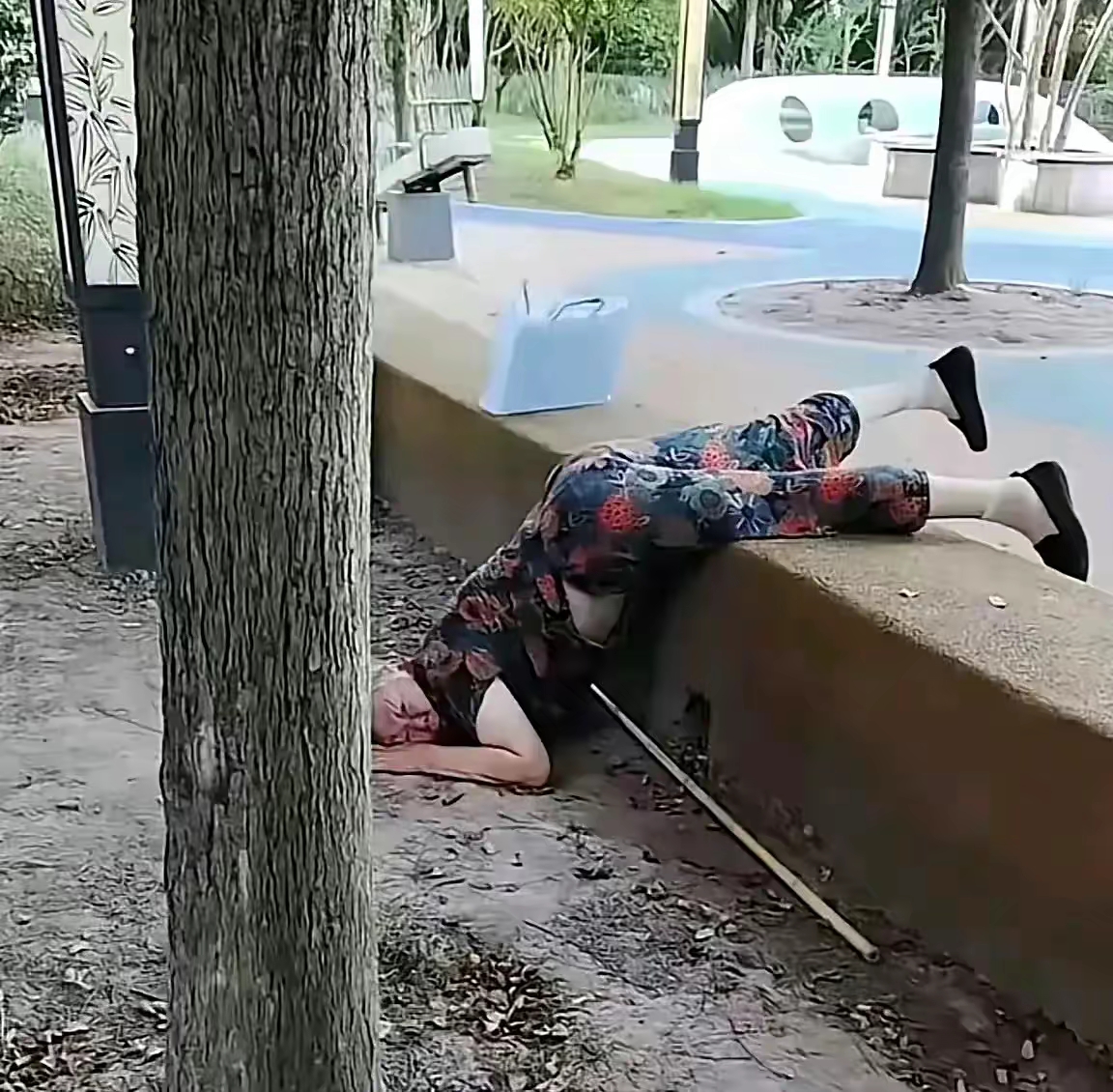 老人扶不扶的问题，有几个角度解释！
第一，不扶是极个别现象！
第二，只有不扶才是新闻！
第三，扶不扶有个时间差问题，最后一定解决的！
第四，有的疾病不扶也是对的！
第五，帮着报警和报医也是帮忙！
第六