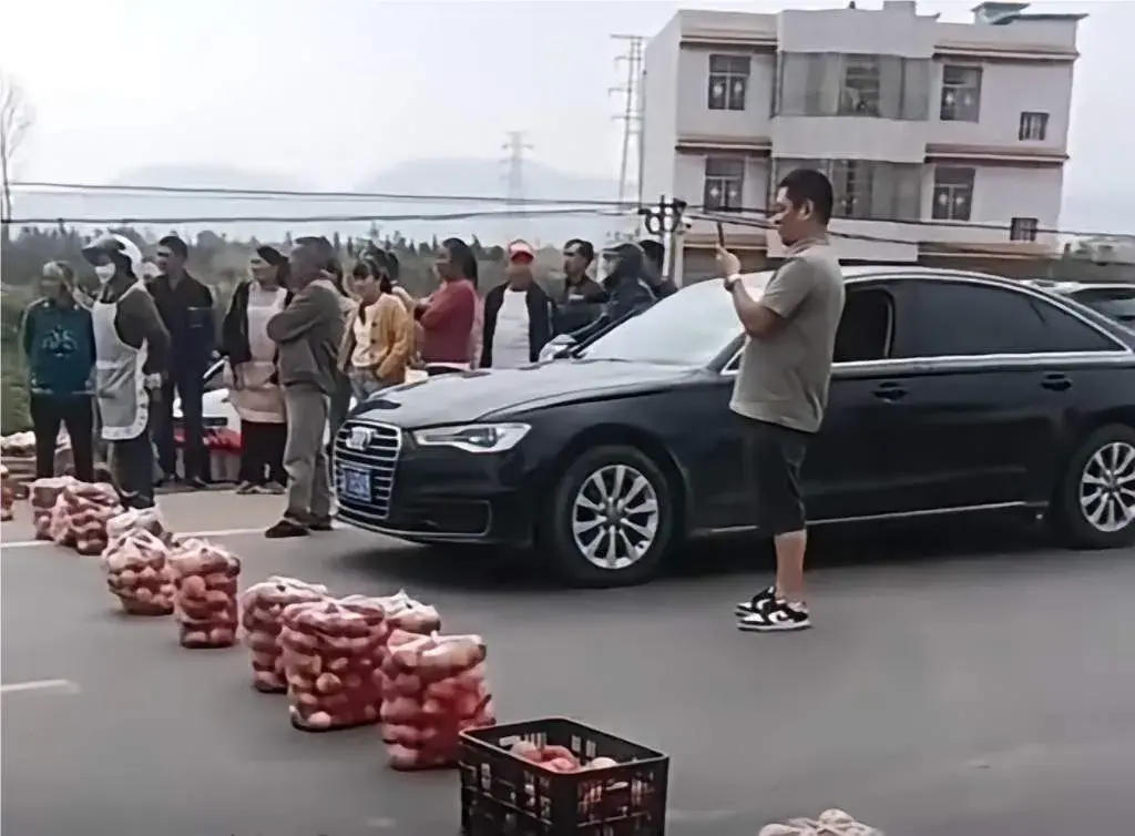 强买强卖是一种违法行为，也让这个地方遭遇地域黑，其实这是个别现象，我们也不要以偏概全，当然，遇到这样情况，也希望当地不要护短，及时处置，及时通报，不要和稀泥！