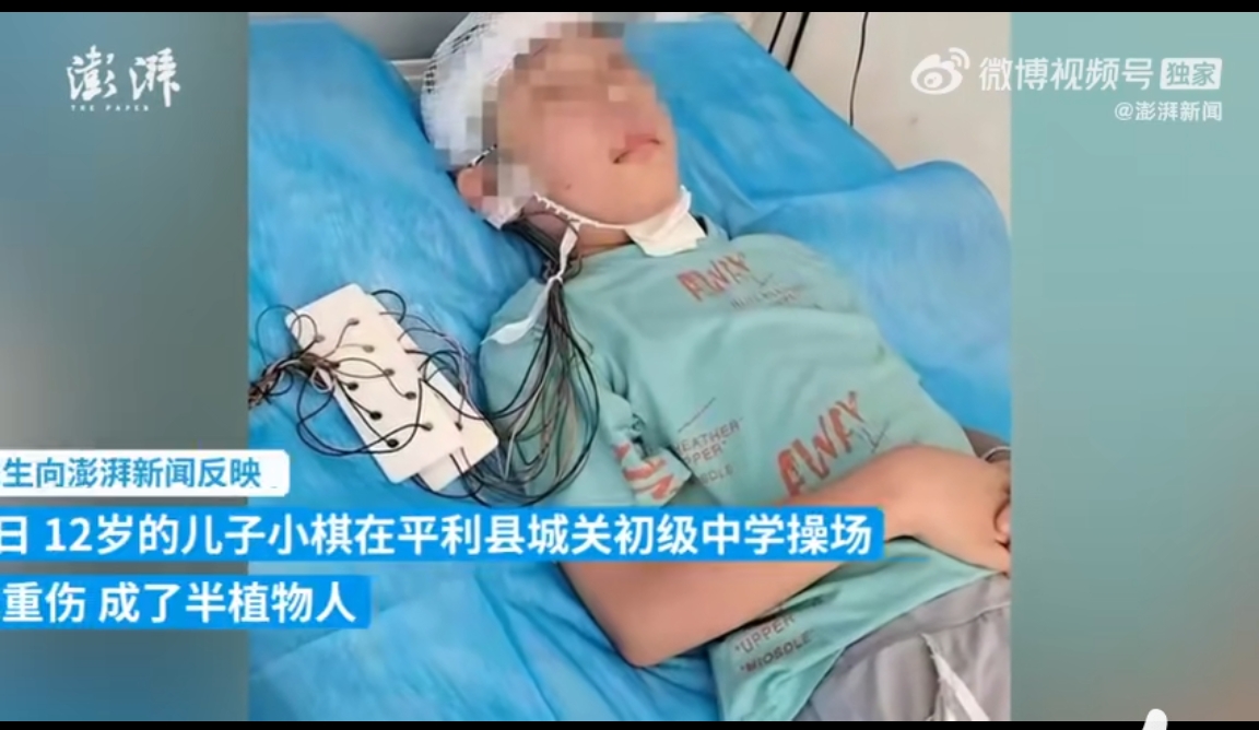 因为年龄，法律无法追究刑事责任，但一定要重判民事赔偿。

这个案子判的挺好，164万，但是不能仅仅判，还要协助执行，强制执行，早点赔偿完，比如可以法院拍卖房子。

【#12岁男孩被两同学打致重度智能减