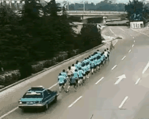 抛开事实不谈，出租车追尾竞走队，这是谁的责任？