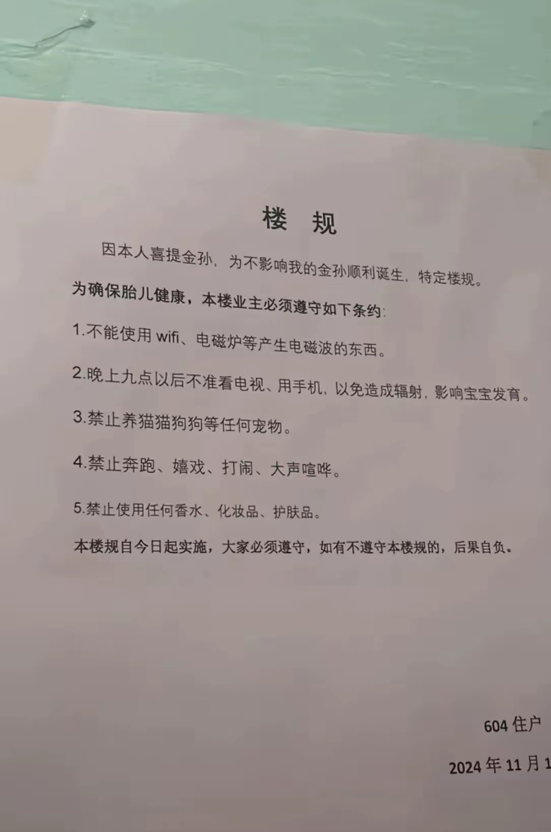 这明显是故意摆拍搞事骗流量，现在怎么还有这么蠢的人？