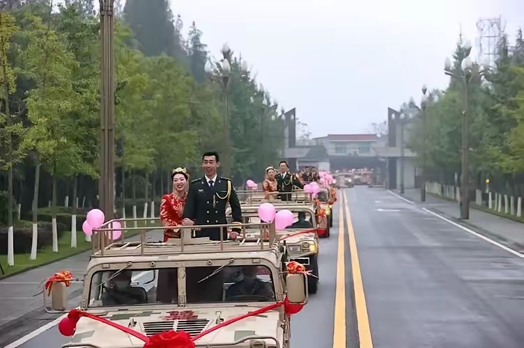军人结婚，动用军车，有排面，深刻记忆，场面难忘，我给点赞，这才是中国对军人的支持，祝福军哥军嫂。