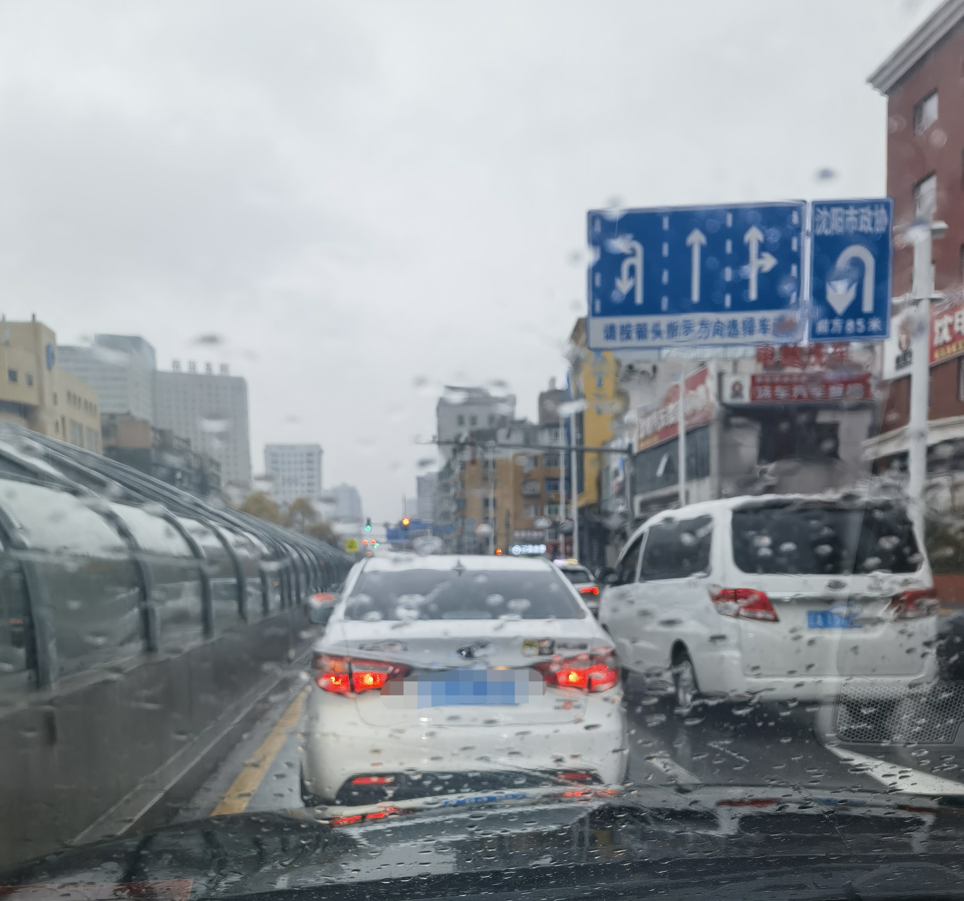 平时我基本都是骑单车上班，今天下雨，就开车了。
路上人多，我在一个路口排队，至少也得五组红灯吧，然后就有人走捷径加塞，搞的我非常恼火。
问题在哪？两个人的成本完全不一样，我干不过加塞的司机呀。
成本核