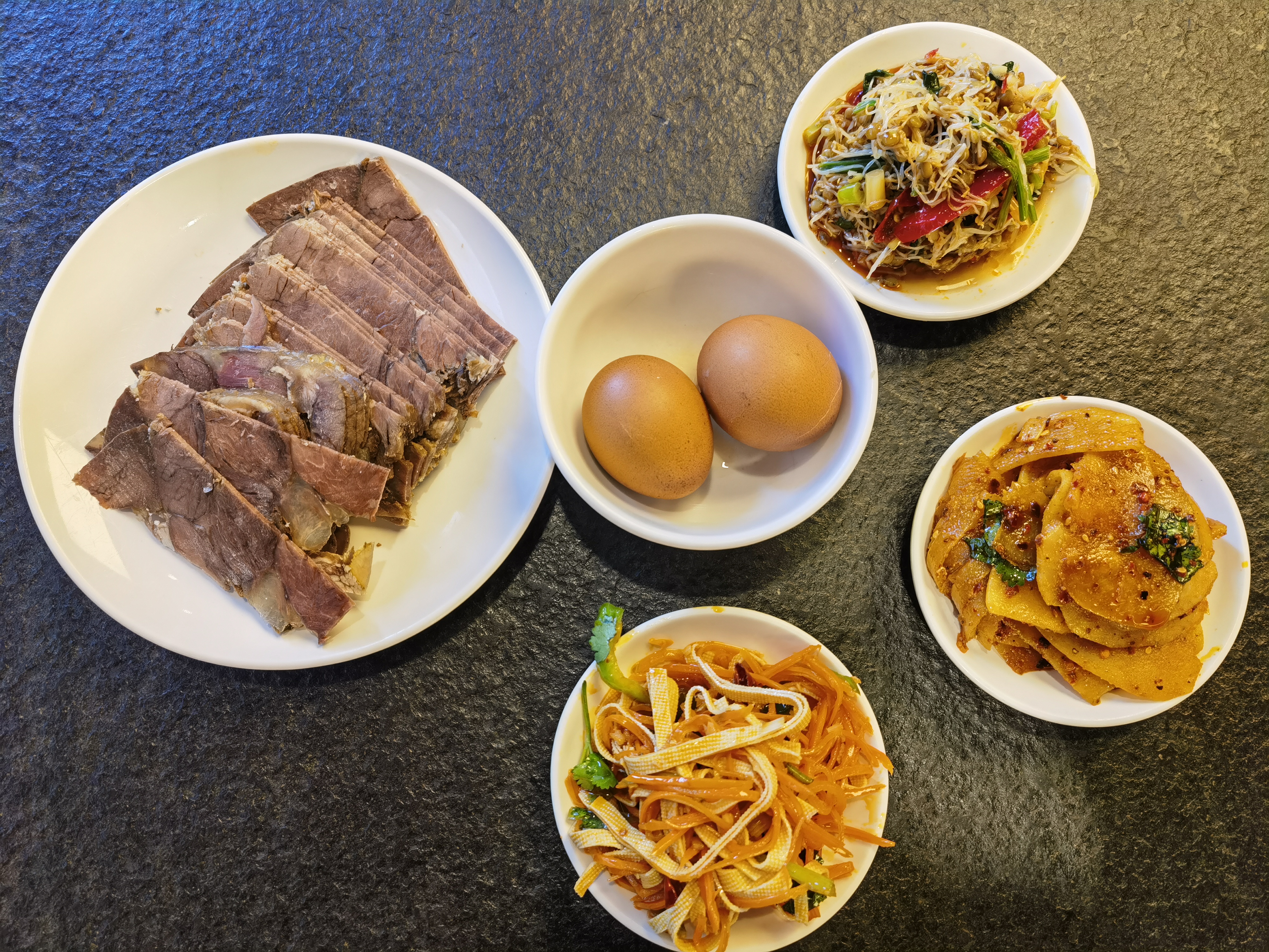 这份牛肉面的小菜，名字叫肉蛋双飞！