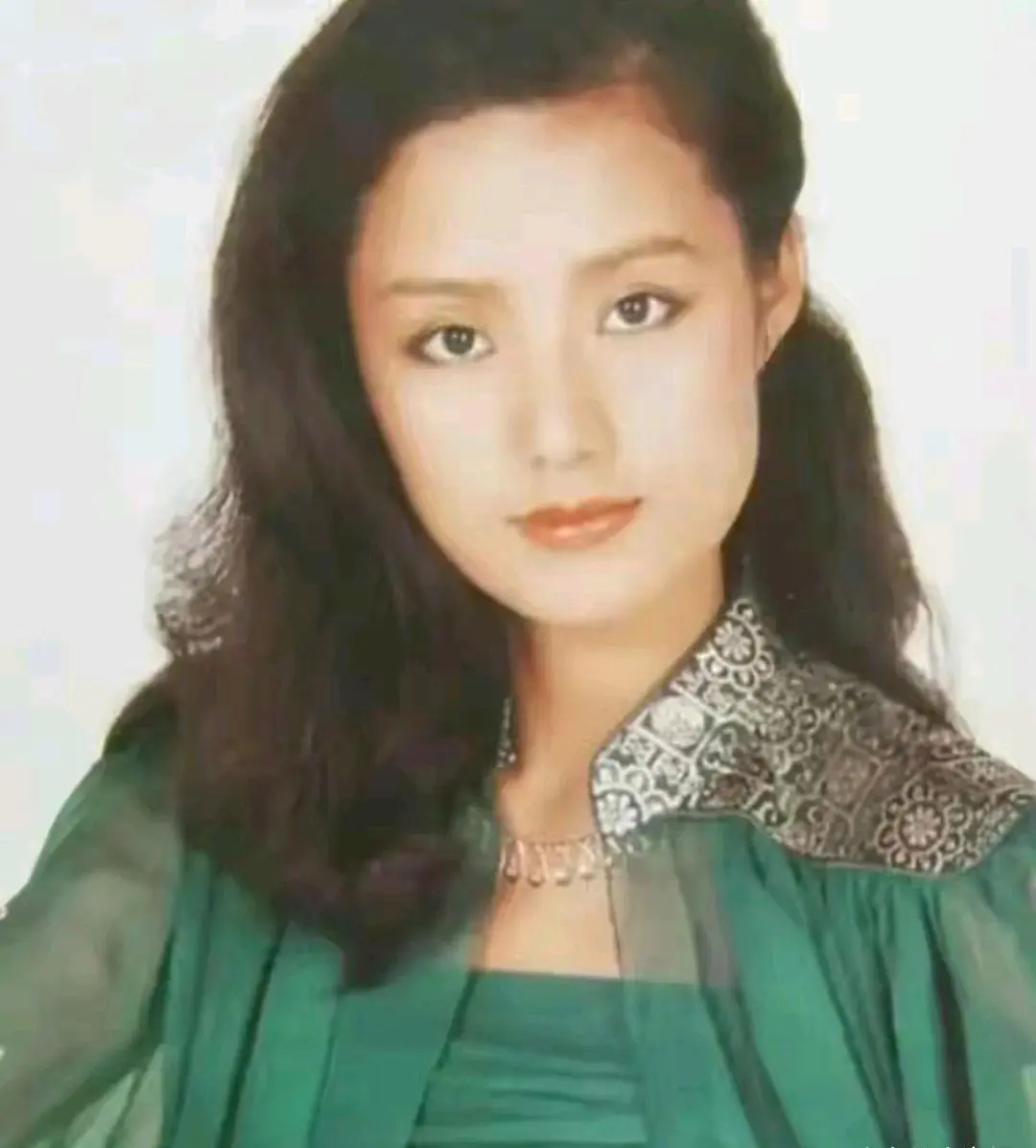 看到一个老新闻，看的战战兢兢非常震惊，韩国“X阳事件”，当年韩国金总统夫妇以及一位当红女星张美姬。金妻听闻丈夫和当红女星在一起了，她安排人强行摘掉了这位女明星的zi宫，并将这位女星，扔进了男监狱。5天