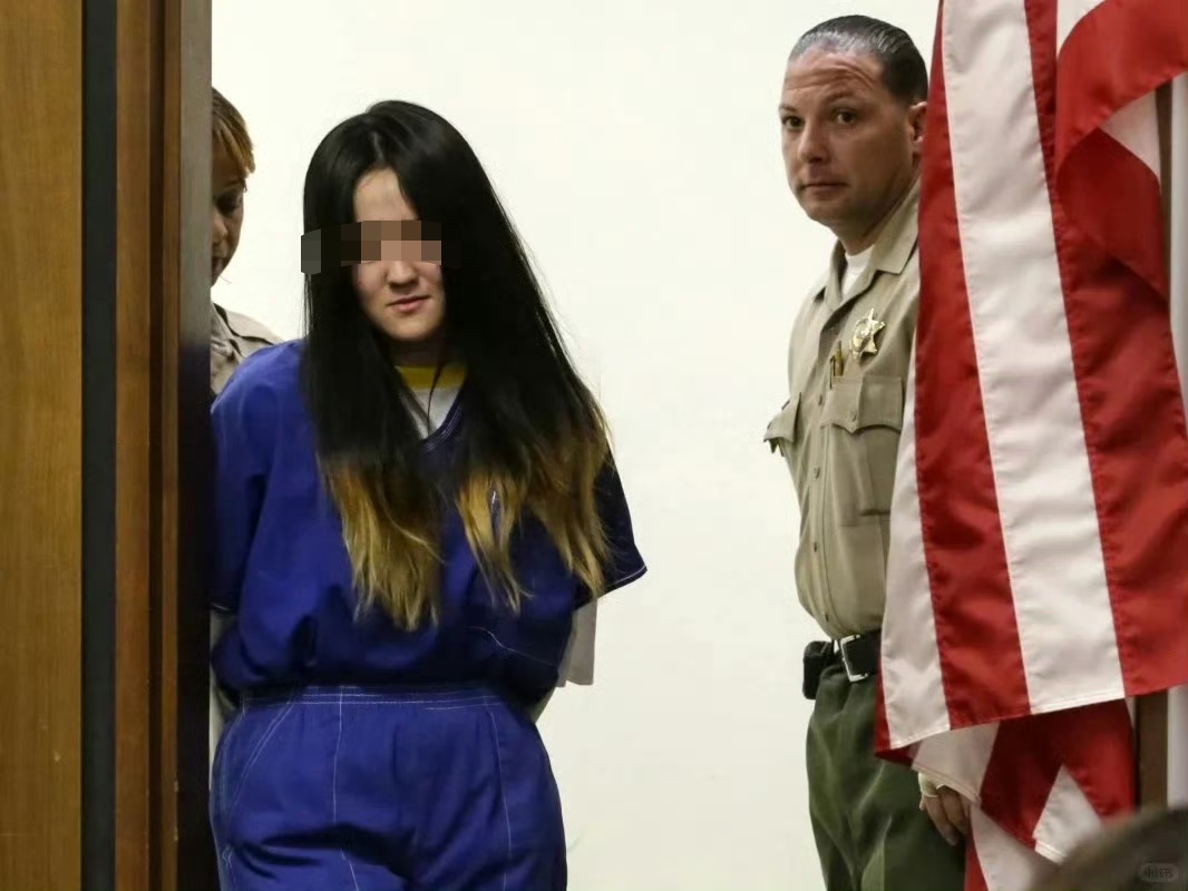 请大家不要网暴她，她还是个孩子呀！而且她还是在美国犯罪。[墨镜]