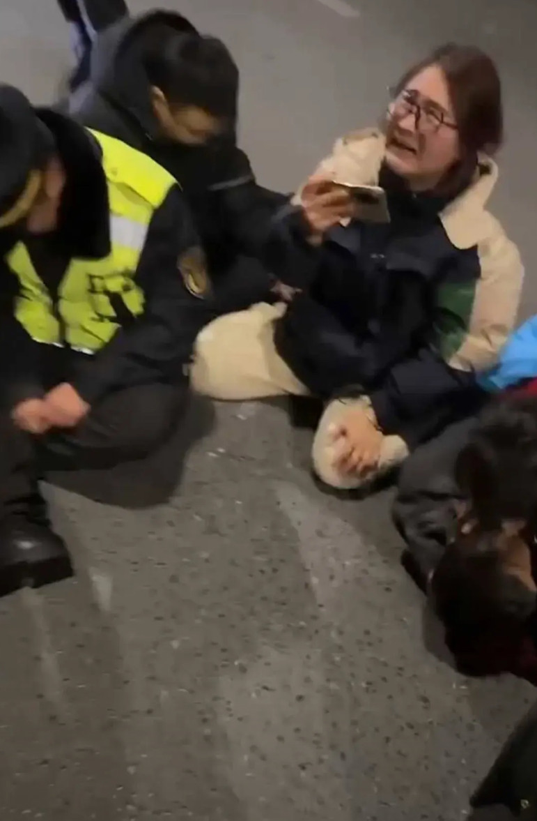 执法人员查违法，没毛病，一个严重超载超限的车，就应该查，司机自己死的。执法人员无过错。高架桥上有超载超限，容易塌桥，血的教训呀。