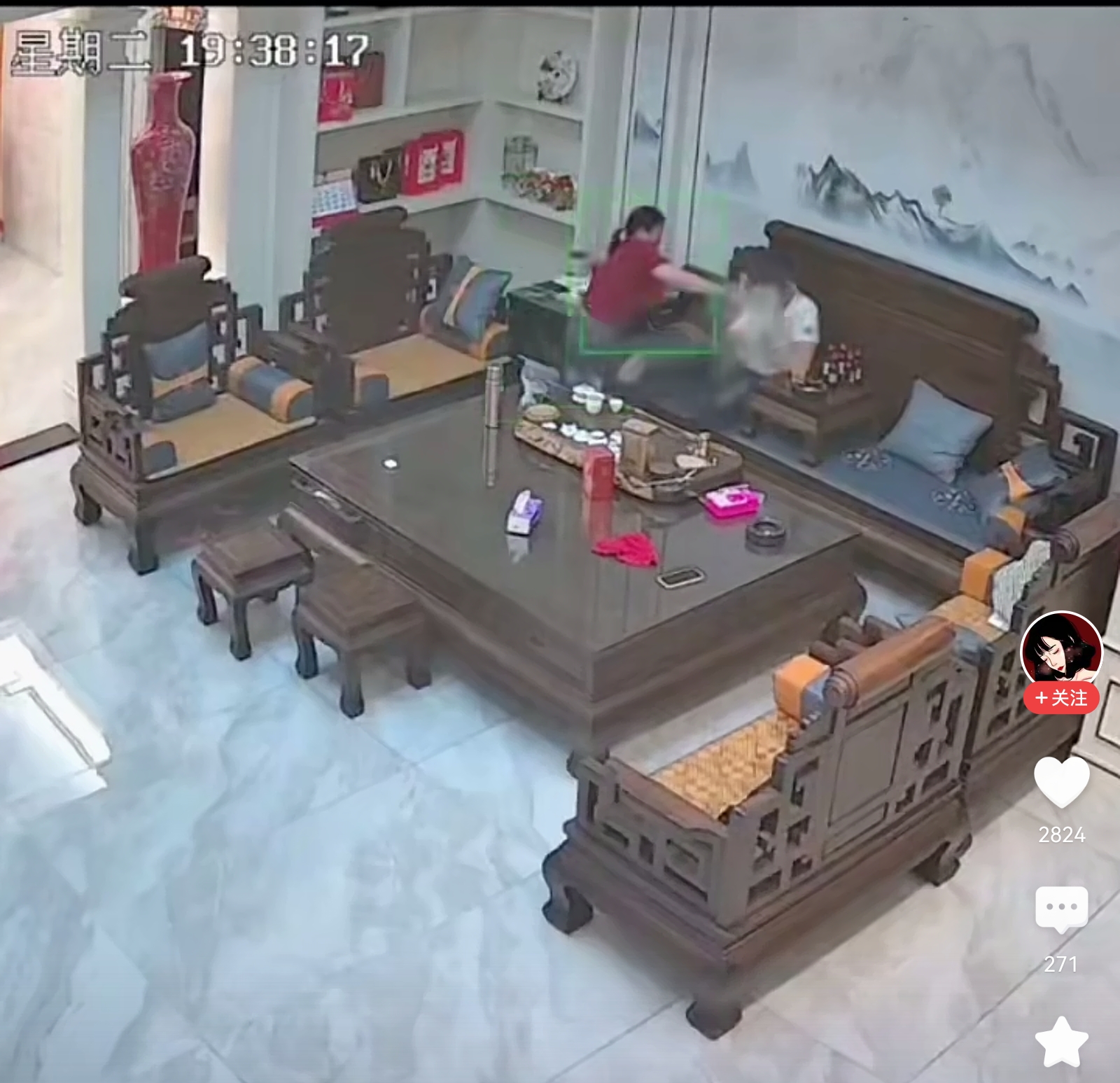 拿热水，烫老公，这个女人太恶毒了，不能原谅，故意伤害罪应该没问题了，尽管性别一换评论过万，但隔着屏幕都觉得疼。