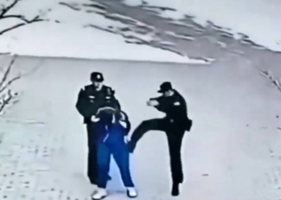 这个事并不复杂。
第一，警察打人肯定不对，这点没啥可说，但踢霸凌者两脚，可以理解。
第二，三令五申，警察要依法办事，但在监控下面，还如此行为，处理不冤枉。
第三，问题是，还是有人断章取义，媒体口诛笔伐